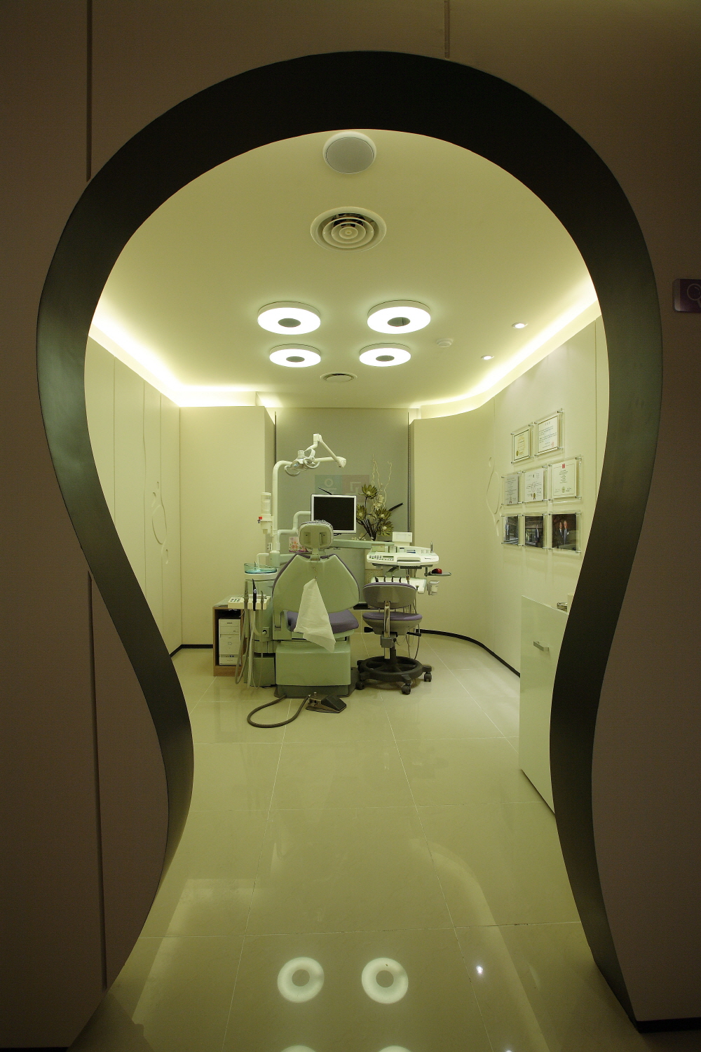 따뜻한 조명이 포인트! 치과 병원 인테리어 > 상업공간 시공사례 | 결잇 : 전국 인테리어 비교견적 - 인테리어의 결을 잇다