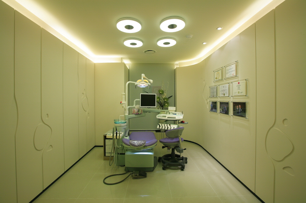 따뜻한 조명이 포인트! 치과 병원 인테리어 > 상업공간 시공사례 | 결잇 : 전국 인테리어 비교견적 - 인테리어의 결을 잇다